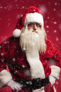kar yağışı ise hayran Noel Baba ayakta elle bel üzerinde