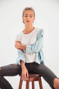 oturmuş rahat kadın gözleri kapalı dinleniyor