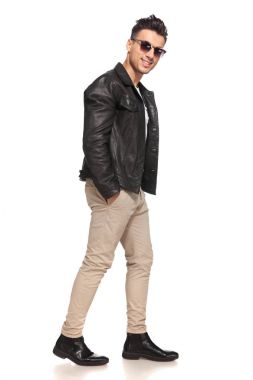 mutlu gülümseyen moda adam ile yürüme ceplerine eller 