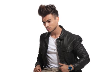 serin saç stili oturmuş bir adamla yan görünüm