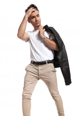 el onun saç ve görünüyor geçen adam yan