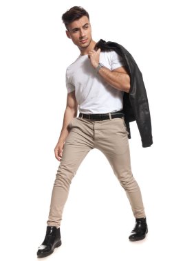 adım sırasında tarafına ceket omzunda adamla görünüyor 