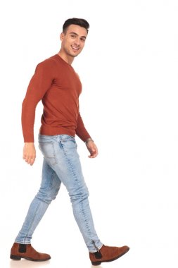 mutlu casual adam yürüyor ve kameraya benziyor