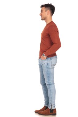 ceplerinde yan görünüm gülümseyen adam ile ayakta eller