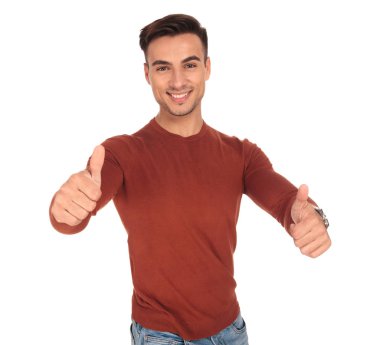 mutlu casual adam ok başparmak yukarıya el işareti yapar 