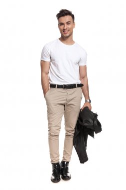 gülümseyen bir genç adamın tam vücut resmi 