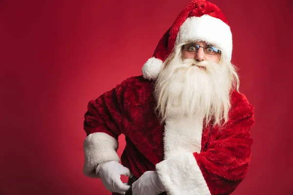 Santa claus vaststelling zijn riem — Stockfoto