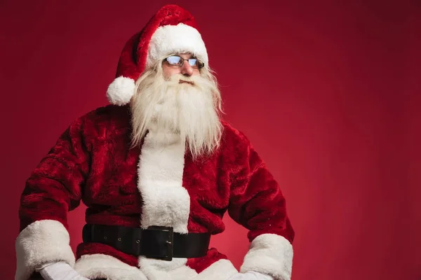 Санта Клаус отдыхает на стуле и смотрит в сторону — стоковое фото