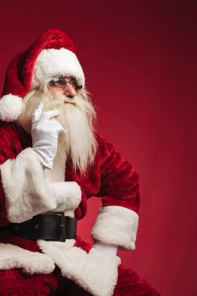 Ritaglio immagine di un premuroso Babbo Natale seduto — Foto Stock