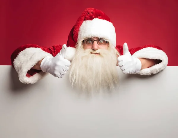 Kerstman maken het ok teken op de billboard top — Stockfoto