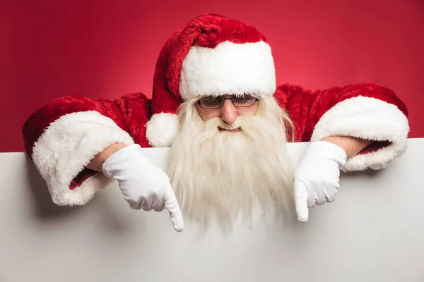 Santa Claus pointe du doigt le panneau d'affichage vide — Photo