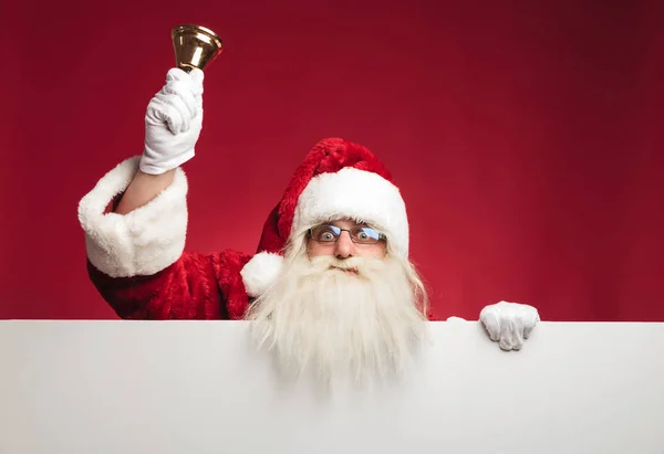 Santa claus-ra tető-ból egy üres tábla cseng a csengő — Stock Fotó