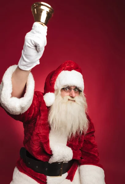 Santa claus beltonen zijn bel met hand in de lucht — Stockfoto