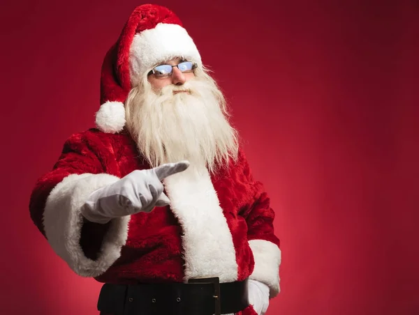 Санта Клаус показывает пальцем, чтобы привлечь внимание — стоковое фото