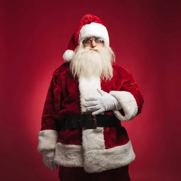 Голодный Санта Клаус с ладонью на животе — стоковое фото
