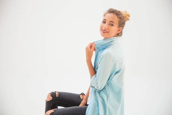 Mujer feliz vistiendo camisa de hombre sostiene su cuello —  Fotos de Stock