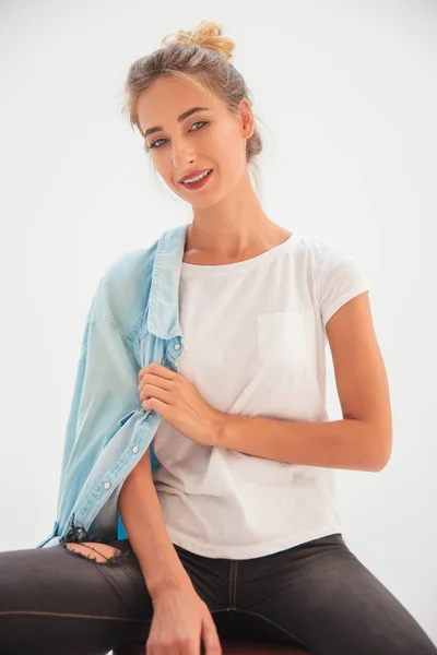 Mujer casual sentada feliz con camisa en el hombro — Foto de Stock