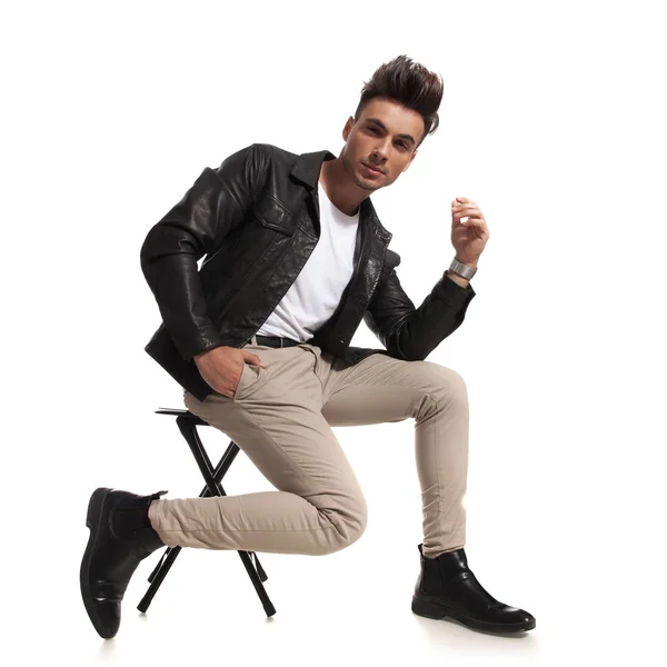 Mode man zit op een stoel — Stockfoto