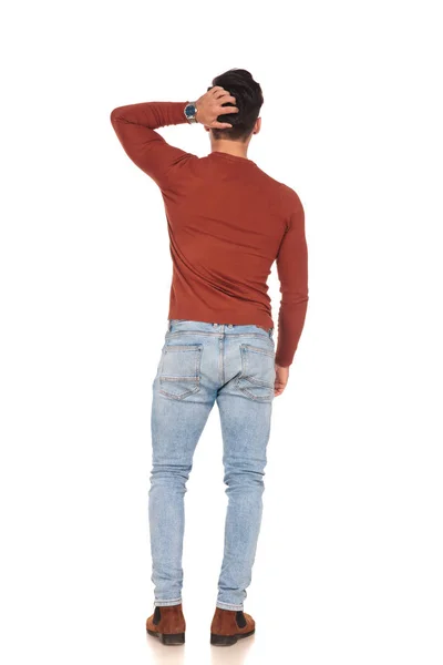 Achteraanzicht van een casual man die zijn hoofd krabben — Stockfoto