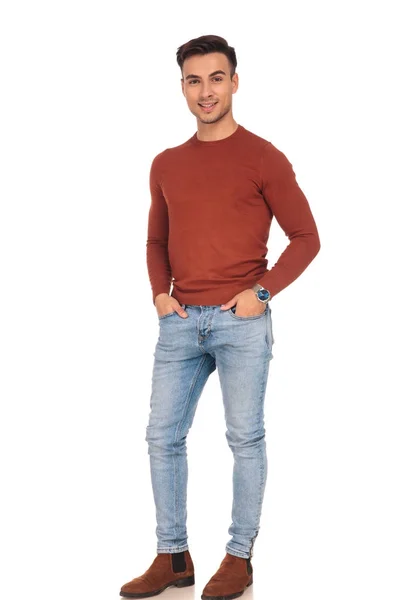 Glimlachend passen casual man die met de handen in de zakken — Stockfoto