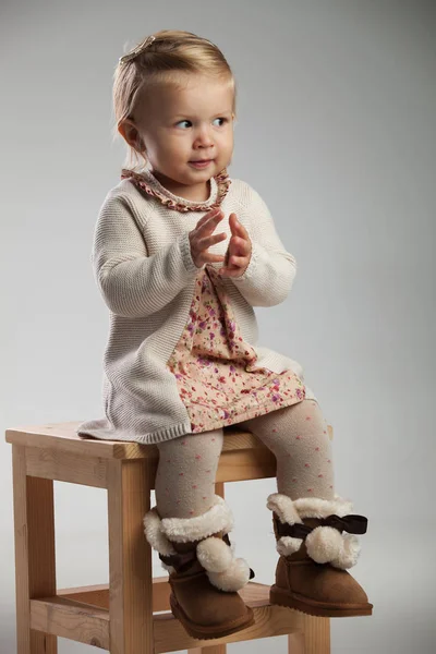 Kleines sitzendes Mädchen erwartet, in die Hände zu klatschen — Stockfoto