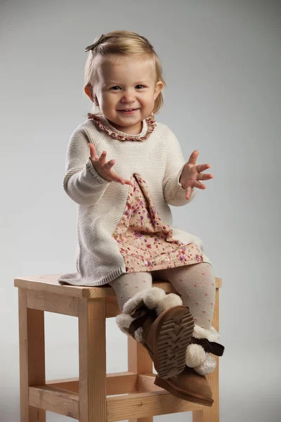 Impaciente niña está sentada en una silla — Foto de Stock