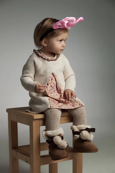 Vista laterale di una bambina cool indossando fascia di prua rosa — Foto Stock