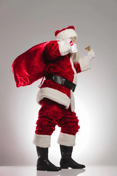 圣诞老人摇铃的侧面图 — 图库照片