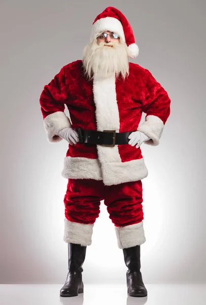 Santa claus stående med händerna på midjan — Stockfoto