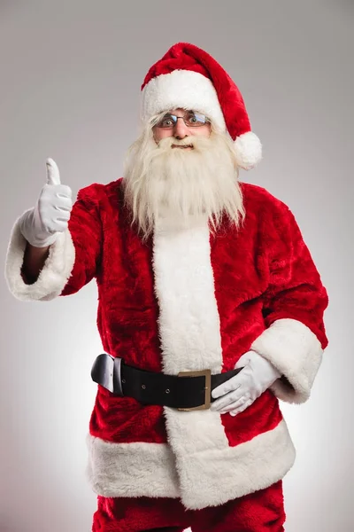 Portret van een positieve Kerstman maken de duimen omhoog — Stockfoto