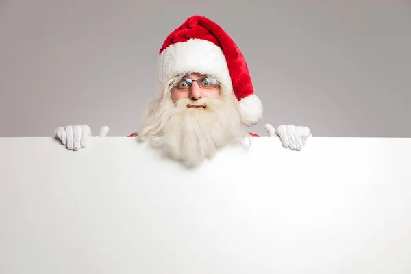 Papai Noel em cima de uma placa em branco — Fotografia de Stock