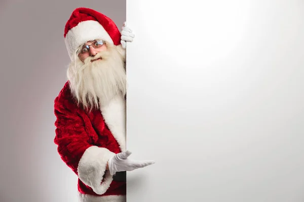 Санта Клаус представляет большой пустой рекламный щит — стоковое фото