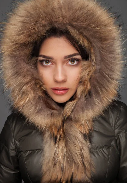 Retrato de una hermosa mujer con capucha de piel en la cabeza — Foto de Stock