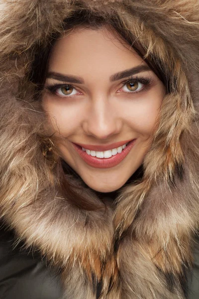 portre üzerinde kürk başlık ile gülümseyen mutlu güzel kadının