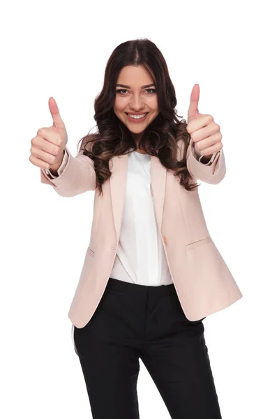 Feliz joven mujer de negocios haciendo la señal ok —  Fotos de Stock