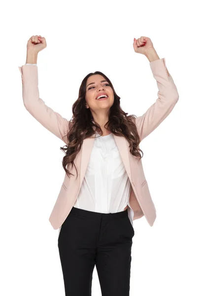快乐的年轻商业妇女庆祝和抬头 — 图库照片