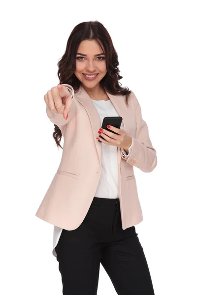Mladý šťastný obchodních žena ukazováčkem a textové zprávy na telefon — Stock fotografie