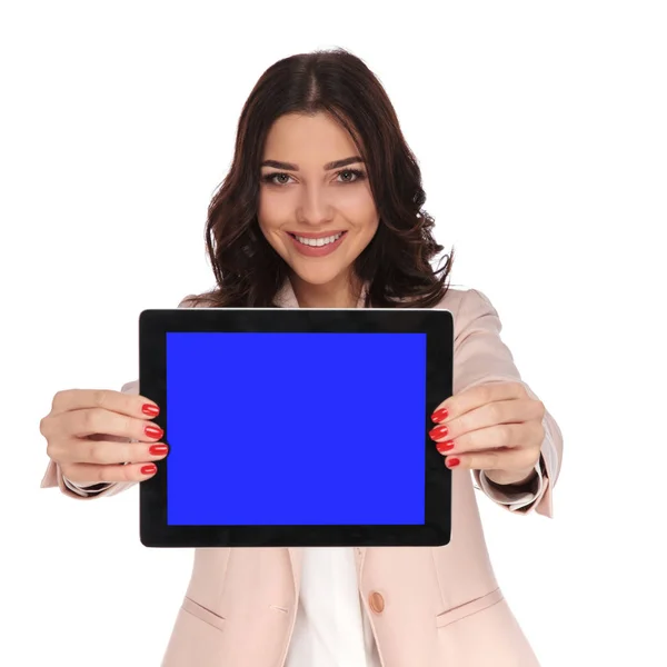Souriant jeune femme d'affaires montrant écran vierge d'une tablette — Photo
