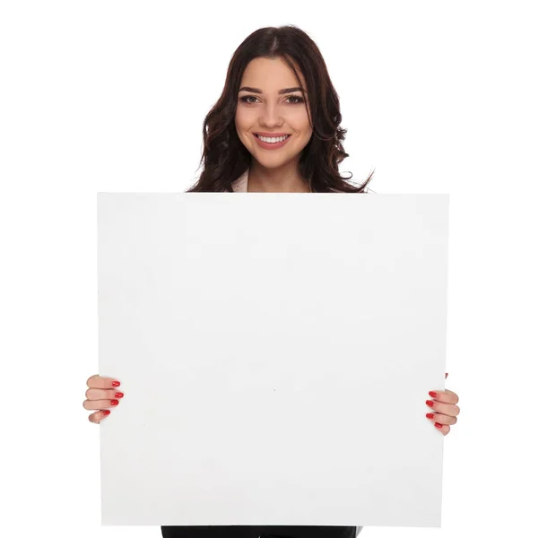 Menina feliz segurando uma placa em branco em seu peito — Fotografia de Stock