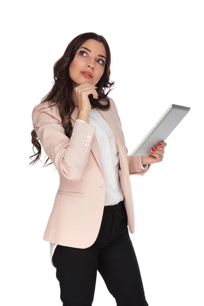 Business woman with tablet is thinking — Stock Photo, Image