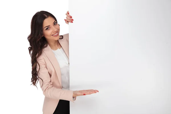 Jonge vrouwelijke student presentatie van een leeg reclamebord — Stockfoto