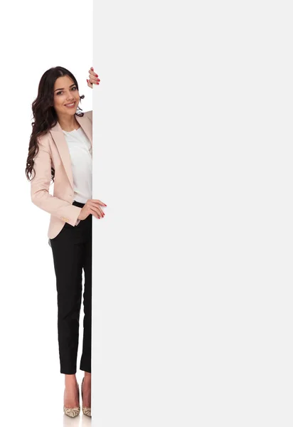 Lächelnde junge Frau hält und zeigt großes leeres Schild — Stockfoto