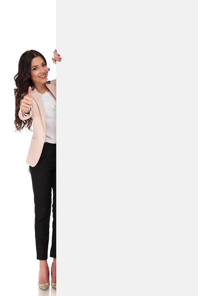 Giovane donna d'affari che presenta grande cartellone bianco e fa ok — Foto Stock