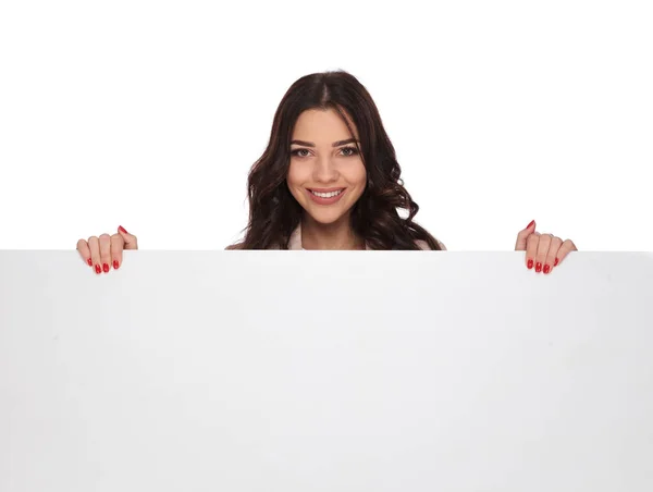 Recortar la imagen de una mujer feliz sosteniendo publicidad en blanco — Foto de Stock