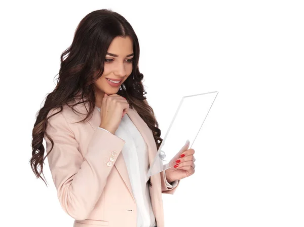 Jeune femme heureuse lisant sur une tablette futuriste et pense — Photo