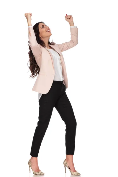 Vista lateral de una joven mujer de negocios celebrando el éxito — Foto de Stock