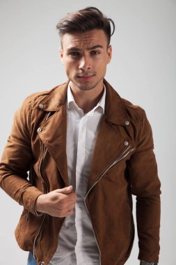tasmasını tutan moda adam