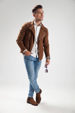 casual adam stüdyoda ayakta gülüyor rahat 