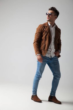 Geriye dönüp baktığımda bir yürüme casual adam yan görünüm 