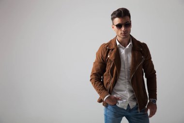 serin moda erkek güneş gözlüğü ve deri ceket 